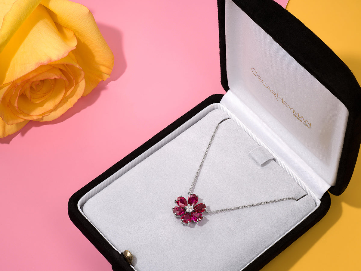 FLOWER PENDANTS &
STATEMENT NECKLACES
